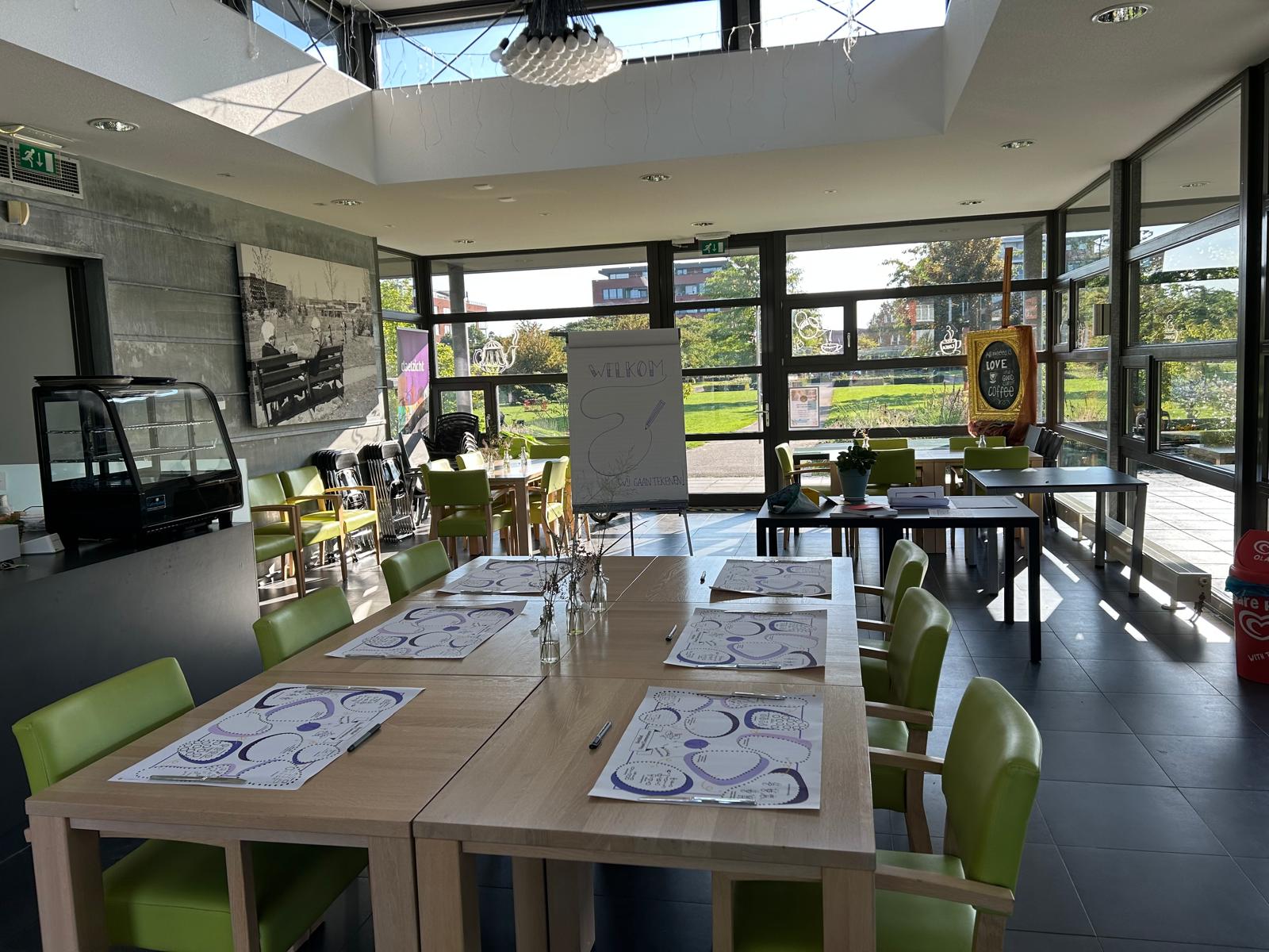Workshopruimte met tafels, werkbladen en flip-over klaar voor visueel communiceren